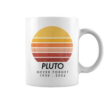 Vintage Never Forget Pluto Retro Astronomy Space Tassen - Geschenkecke