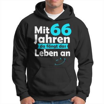 66 Jahre Mit 66 Jahre Da Fanggt Das Leben An German Language Hoodie - Seseable