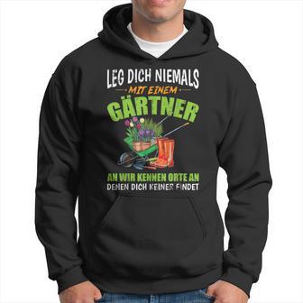 Leg Dich Niemals Mit Einer Gärtner An Garden Hoodie - Seseable