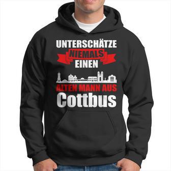 Unterschätze Niemals Ein Alten Mann Aus Cottbus Kapuzenpullover - Geschenkecke