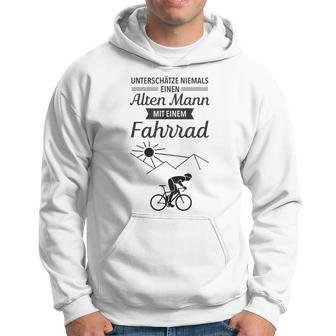 Unterschätze niemals einen alten Mann mit Fahrrad Hoodie, Lustiges Radfahrer Tee - Seseable