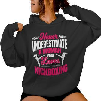 Never Underestimate A Woman Who Loves Kickboxing Kickboxer Women Hoodie | Mazezy DE
