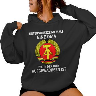 Unterschätze Niemals Eine Oma Die In Der Ddr Osten Kapuzenpullover für Damen - Geschenkecke