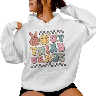 Groovy Last Day Of School 3Rd Grade Peace Out Third Grade Women Hoodie - Seseable