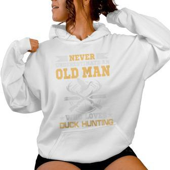 Never Underestimate An Old Man Who Loves Duck Hunting Women Hoodie - Thegiftio UK