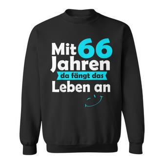 66 Jahre Mit 66 Jahre Da Fanggt Das Leben An German Language Sweatshirt - Seseable
