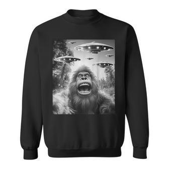 Graphic Bigfoot Selfie With Alien Ufo Vintage Bigfoot Sweatshirt - Thegiftio UK