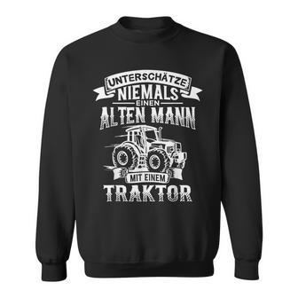 Herren-Sweatshirt: Untershätzt Niemals Einen Alten Mann am Traktor - Seseable