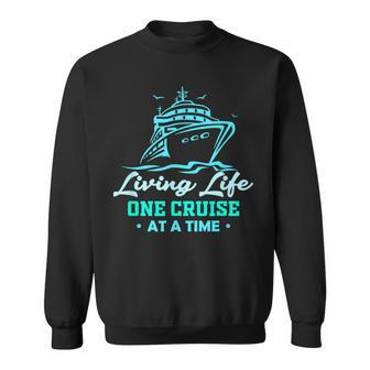 Matching Living Life Eine Kreuzfahrt Nach Der Anderen Lustiges Kreuzfahrtschiff Sweatshirt - Seseable