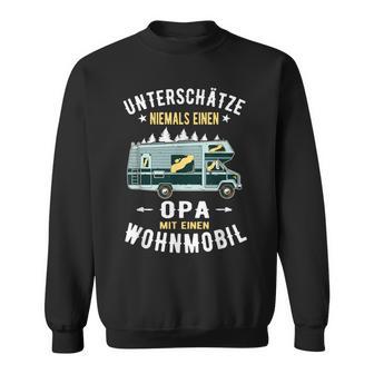 Unterschätze Niemal Einen Opa Mit Einen Campervan Rentner Sweatshirt - Seseable