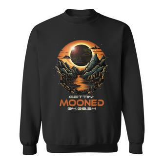Vintage Countryside Total Solar Eclipse Getting Mooned 2024 Sweatshirt - Seseable