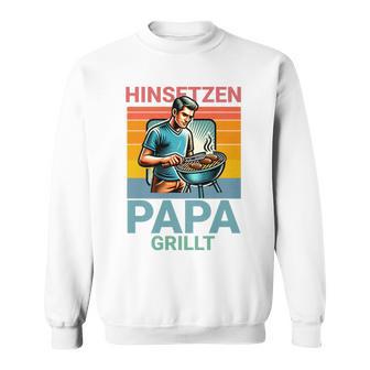 Hinsetzen Papa Grillt Bbq Spruch Sweatshirt - Geschenkecke