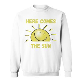 Lustig Hier Kommt Die Sonne Sonnenschein Sonnige Tage Sommer Frühling Sweatshirt - Seseable