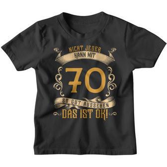 70 Geburtstag Nicht Jeder Kann Mit 70 So Gut Aussehen 1952 Kinder Tshirt - Seseable