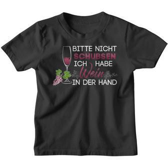 Bitte Nicht Schubsen Ich Habe Wein In Der Hand Kinder Tshirt - Geschenkecke