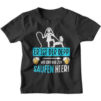 Er Ist Der Depp Wir Sind Nur Zum Saufen Hier Kinder Tshirt - Geschenkecke