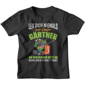 Leg Dich Niemals Mit Einer Gärtner An Garden Kinder Tshirt - Seseable