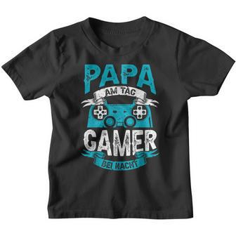 Papa Am Tag Gamer Bei Nacht Papa Am Tag Gamer Bei Nacht Kinder Tshirt - Geschenkecke