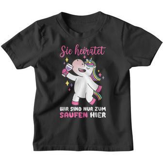 Sie Heiratet Wir Sind Nur Zum Saufen Hier Wedding Marriage Kinder Tshirt - Geschenkecke