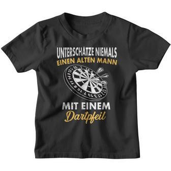 Underschätze Niemals Einen Old Mann Mit Einem Dartpfeil Kinder Tshirt - Geschenkecke