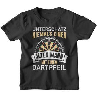 Unterschätze Niemals Einen Alte Mann Mit Einem Dartpfeil U Kinder Tshirt - Seseable