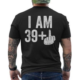 I Am 39 Plus Middle Finger 40Th Birthday T-Shirt mit Rückendruck - Seseable