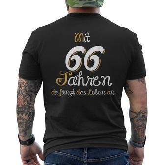 66 Birthday Mit 66 Jahre Da Fanggt Das Leben An Geschenk T-Shirt mit Rückendruck - Seseable