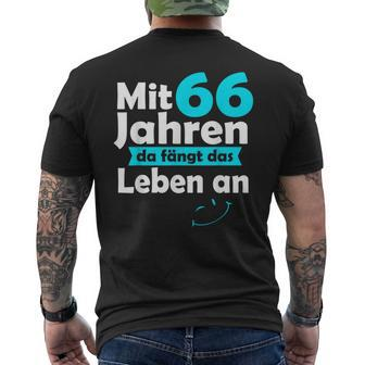 66 Jahre Mit 66 Jahre Da Fanggt Das Leben An German Language T-Shirt mit Rückendruck - Seseable