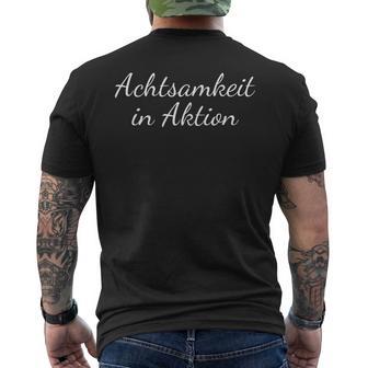 Achtsamkeit In Aktion Meditation Yoga Selbstliebe T-Shirt mit Rückendruck - Geschenkecke