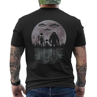 Alien And Bigfoot Moon Aliens Sasquatch Ufos Men's T-shirt Back Print - Seseable