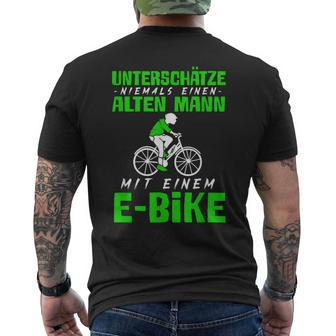 Älterer Mann mit E-Bike Schwarzes Kurzärmliges Herren-T-Kurzärmliges Herren-T-Shirt, Radfahrer Motiv - Seseable