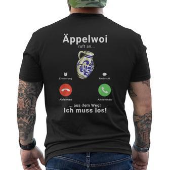 Appelwoi Ruft An Ich Muss Los Apfelwein Bembel S T-Shirt mit Rückendruck - Seseable