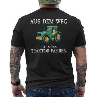 Aus Dem Weg Ich Muss Traktor Fahren Farmer Farm T-Shirt mit Rückendruck - Seseable