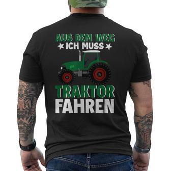 Aus Dem Weg Ich Muss Traktor Fahren Trecker Biobauer T-Shirt mit Rückendruck - Seseable