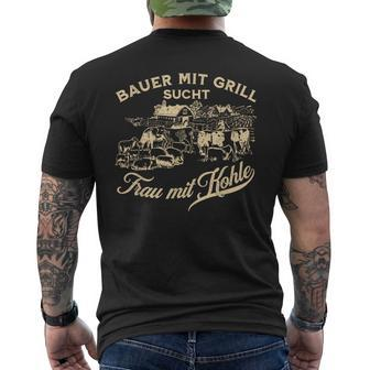 'Bauer Mit Grill Sucht Frau Mit Kohle' German Language T-Shirt mit Rückendruck - Seseable
