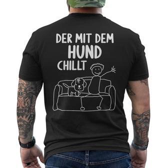 Der Mit Dem Hund Chillt Dog Owners Dog T-Shirt mit Rückendruck - Seseable