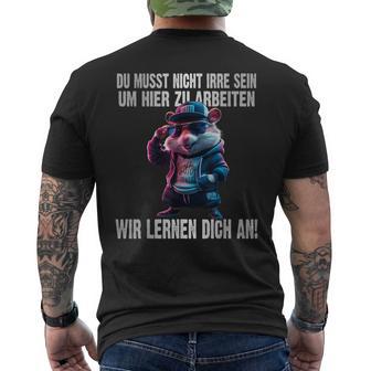 Du Musst Nicht Irre Sein Um Hier Zu Arbeiten Wir Lernen Dich T-Shirt mit Rückendruck - Geschenkecke