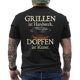 Dutch Oven Saying Grillen Ist Handwerk Dopfen Ist Kunst T-Shirt mit Rückendruck - Seseable