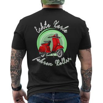 Echte Kerle Fahren Roller For Hard & Two-Stroke Fans T-Shirt mit Rückendruck - Seseable
