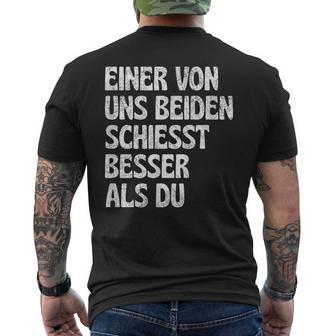 Eine Von Uns Beiden Schiesst Besser Als Du Schiestsport T-Shirt mit Rückendruck - Seseable