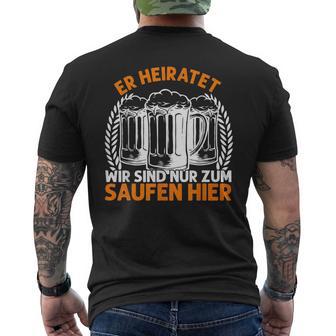 Er Heiratet Wir Sind Nur Zum Saufen Hier Bier Party German T-Shirt mit Rückendruck - Geschenkecke