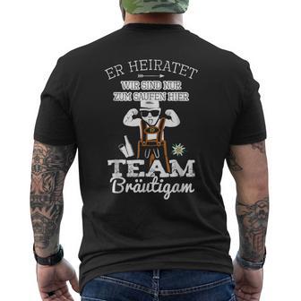 Er Heiratet Wir Sind Nur Zum Saufen Hier Team Bräutigam T-Shirt mit Rückendruck - Geschenkecke