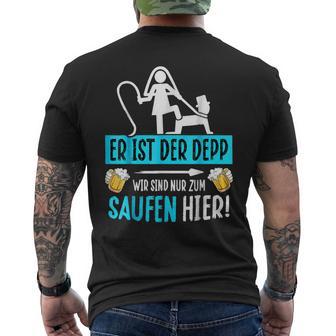 Er Ist Der Depp Wir Sind Nur Zum Saufen Hier T-Shirt mit Rückendruck - Geschenkecke