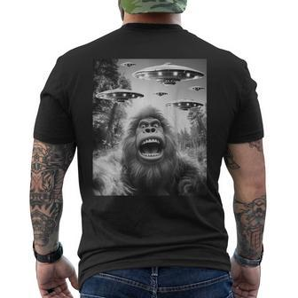 Graphic Bigfoot Selfie With Alien Ufo Vintage Bigfoot Men's T-shirt Back Print - Thegiftio