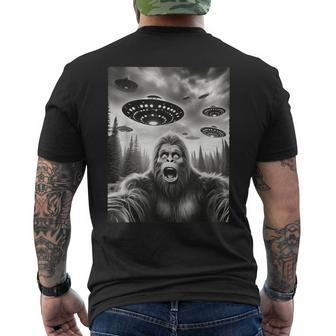 Space Meme Bigfoot Selfie With Ufos Sasquatch Alien Men's T-shirt Back Print - Seseable