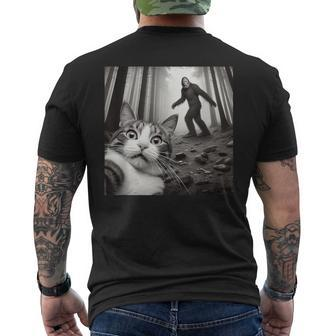 Surprised Scared Cat Selfie With Sasquatsch Bigfoot Men's T-shirt Back Print - Seseable