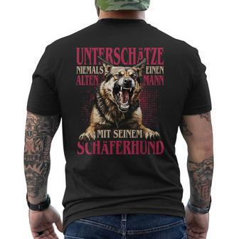 German Shepherd Unterschätze Niemals Einen Alten Mann Mit Hund T-Shirt mit Rückendruck - Seseable