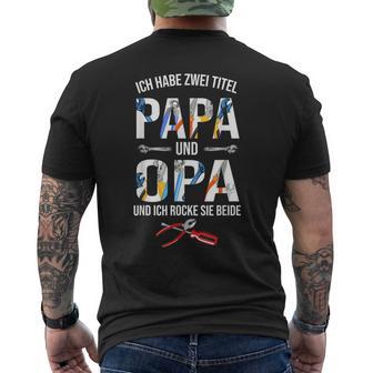 With German Wording “Ich Habe Zwei Titel Papa Und Opa Und Ich Rocke Sie Beide” T-Shirt mit Rückendruck - Seseable