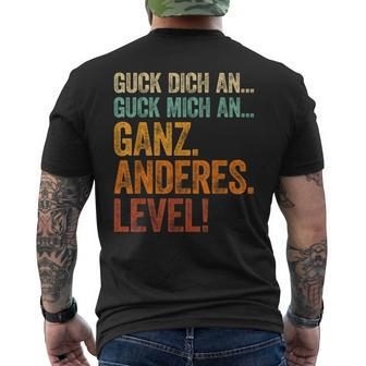 Guck Dich An Guck Mich An Ganz Anderes Level T-Shirt mit Rückendruck - Seseable