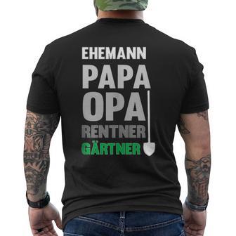 Herren Ehemann Papa Und Opa Sowie Rentner Und Gärtner Im Garten T-Shirt mit Rückendruck - Geschenkecke